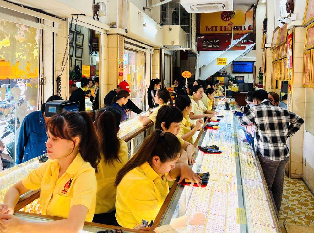 Giá vàng sáng 8/9: Cảnh báo rủi ro mua đuổi khi chênh lệch còn cao