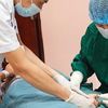 Tự bật máy bào quế, bé trai 7 tuổi suýt mất bàn tay