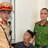 Khống chế người đàn ông có biểu hiện bất thường trên phố