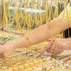 Giá vàng lao dốc mạnh, có nên xuống tiền mua lúc này?