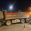 Khoảnh khắc ô tô tải cố tình vượt đường sắt và mắc kẹt, bị tàu hỏa húc văng