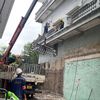 Vụ xịt nước vào thợ xây nhà hàng xóm: Cưỡng chế phá dỡ ban công vi phạm