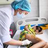 Bé trai than đau đùi, đi khám bác sĩ chẩn đoán khiến cha mẹ ngỡ ngàng