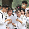 Nắm tay con đi qua mùa thi
