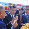 Thủ tướng Lê Minh Hưng thưởng thức bánh mì muối, kẹo trắc-trắc tại lễ đón ở sân bay Kazan