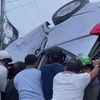 Nhóm khách kêu thất thanh trong ô tô 7 chỗ bị lật ngửa, người dân hợp sức giải cứu