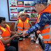 Cảnh sát biển đưa 70 du khách mắc kẹt vào bờ sau vụ lật ca nô khiến 15 người tử vong