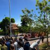 Những thanh niên chưa ngoan cúi đầu dọn dẹp nghĩa trang liệt sĩ...