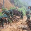Bộ đội Lào Cai giúp nhân dân khắc phục hậu quả mưa lũ