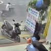 Khoảnh khắc thùng phuy phát nổ như bom, hất văng người đàn ông trên vỉa hè