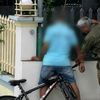 Điều tra vụ người đi xe đạp tử vong trong tư thế bị kẹp cổ giữa hàng rào sắt