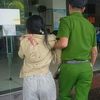 Phát hiện 3 người nằm bất động trên đường, Trung tá công an lập tức dừng xe cứu người