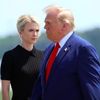 Nữ trợ lý của Tổng thống Trump bỗng dưng thành tâm điểm chú ý sau vụ bí mật đổi máy bay