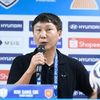 HLV Kim Sang-sik khen ngợi hai ngôi sao của tuyển Việt Nam sau trận thắng Malaysia