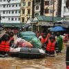 Mưa ngập tới bụng, hơn 800 tiểu thương chợ đầu mối hối hả cứu hàng