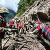 Đội cứu hộ Trung Quốc bàng hoàng khi tới vùng lũ quét trên Himalaya