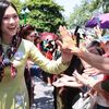 Biển người ở Đình làng Đồng Kỵ chào đón các cô gái Hoa hậu Việt Nam
