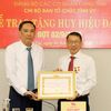 Phó Bí thư Thường trực Tỉnh ủy Lào Cai Hoàng Giang trao Huy hiệu 35 năm tuổi Đảng