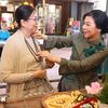 Phu nhân Tổng Bí thư, Chủ tịch nước Tô Lâm và phu nhân Tổng thống Myanmar thăm làng lụa Vạn Phúc