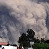 Núi lửa Anak Krakatau tại Indonesia phun trào dữ dội