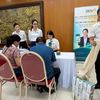 Công an hộ tống người dân nhận bao tải tiền bồi thường ở Vành đai 1 về tận nhà