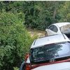 Hiểu nhầm Google Maps, ô tô chở 3 thanh niên đi lễ đền mắc kẹt trước vực sâu