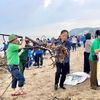 Làm sạch bãi biển Sầm Sơn sau mưa lũ