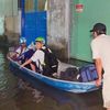 Mưa tạnh hơn một ngày, hẻm ở TPHCM vẫn ngập sâu, dân dùng thuyền đưa con đi học