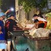 Quán ăn TP.HCM bới 3 thùng rác tìm phong bì tiền cho khách Singapore