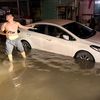 Triều cường dâng cao lúc rạng sáng, hàng loạt ô tô ở TP.HCM chìm trong biển nước