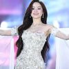 32 cô gái bừng sáng trong phần trình diễn dạ hội