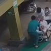 Khoảnh khắc bác sĩ trẻ nhảy lên cáng, ép tim liên tục cứu người lúc nửa đêm