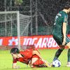 Không phạt thẻ đỏ cầu thủ đá xấu Đình Bắc, trọng tài FIFA nguy cơ bị 'treo còi'