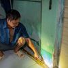 Cảnh tượng 'lạ' ở TPHCM: Người dân tự đào rãnh trong nhà để chống chọi mùa triều cường