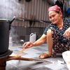 Kinh ngạc cụ bà 105 tuổi hàng ngày nấu cám nuôi lợn, cùng làm việc với con cháu