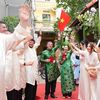 Đoàn nhà trai 65 người từ 4 quốc gia vào ngõ nhỏ Hà Nội đón dâu