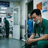 Xong ca mổ, bác sĩ quay sang đồng nghiệp: 'Mẹ anh vừa mất, anh xin về trước nhé'