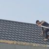 Cảnh sát vây bắt hai người cầm hung khí cố thủ trên mái nhà ở Thanh Hóa