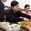 Từng có 1.000 cây vàng trong tay, nam nghệ sĩ 3 đời vợ nay bán phở bình dân tại TP.HCM