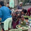 Trúng số 10 tỷ đồng, người bán rau tặng hết hàng cho bà con để về quê