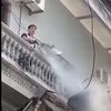 Công an xác minh vụ người đàn ông xịt nước vào thợ đang làm việc trên cao
