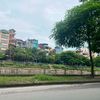 Chồng luôn đi đổ rác lúc 22h và bí mật từ tòa nhà đối diện