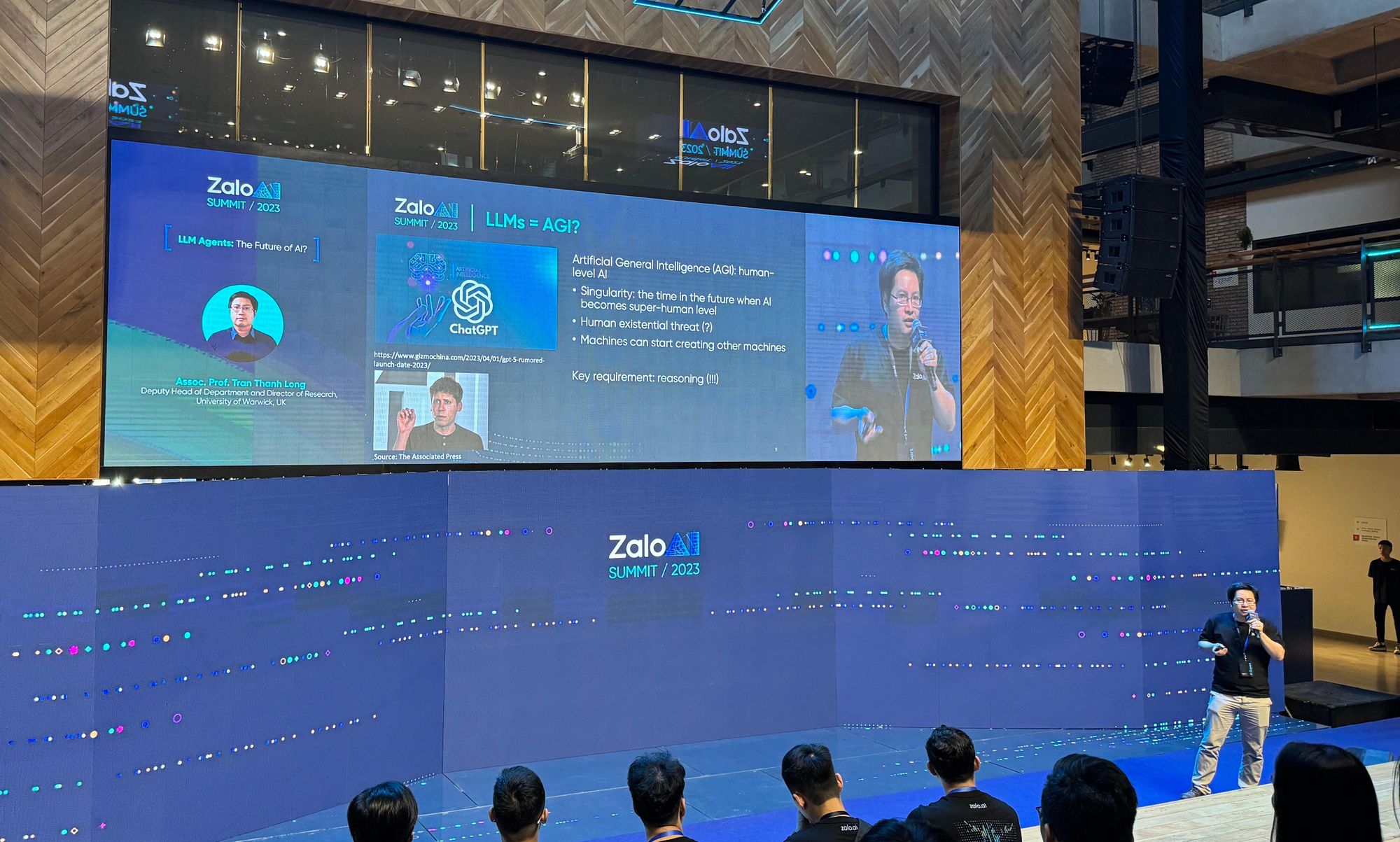  PGS.TS Trần Thanh Long từ Đại học Warwick (Vương quốc Anh) chia sẻ tại Zalo AI Summit 2023. Ảnh: Phúc Thịnh. 