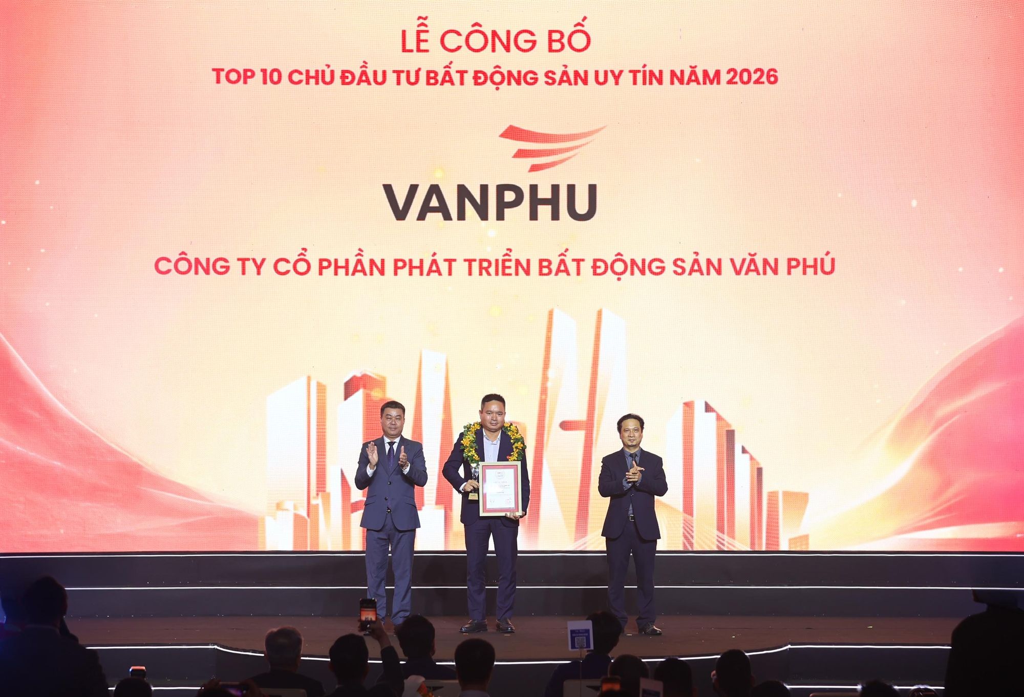  Đại diện Văn Phú nhận cúp và chứng nhận Top 10 Chủ đầu tư bất động sản uy tín 2026. 
