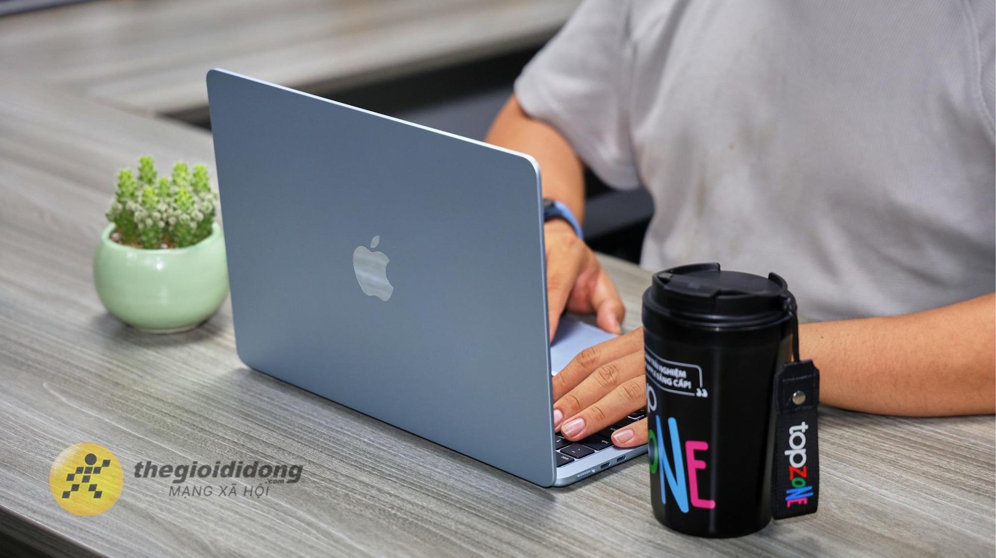 MacBook Air M4/M5 đảm bảo hiệu năng tốt và có thiết kế tối giản, sang trọng. Ảnh: thegioididong.com.