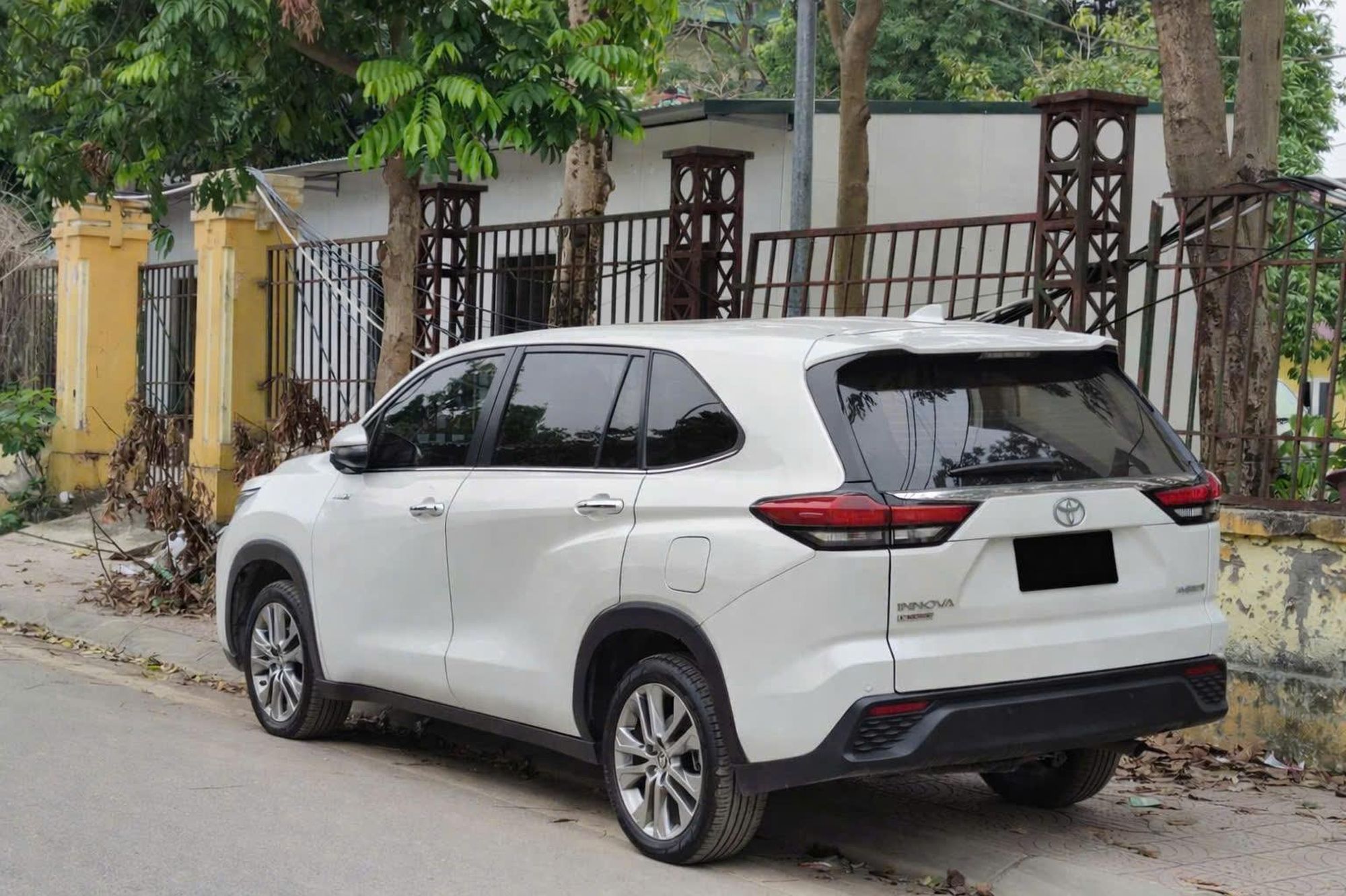  Innova Cross HEV tiết kiệm, tiện lợi, rộng rãi cho gia đình đông thành viên. 
