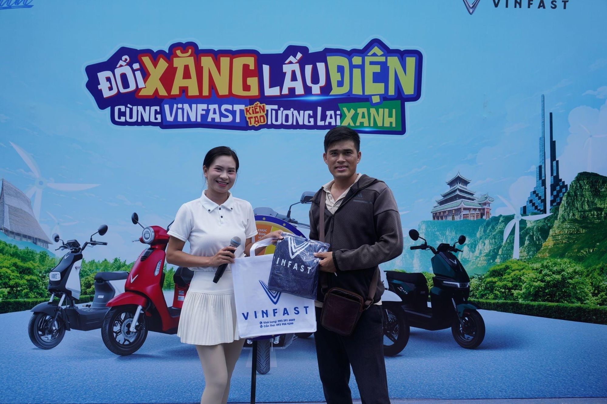 Anh Tiến Dũng nhận quà từ chương trình sau khi chốt cọc thành công Feliz II.
