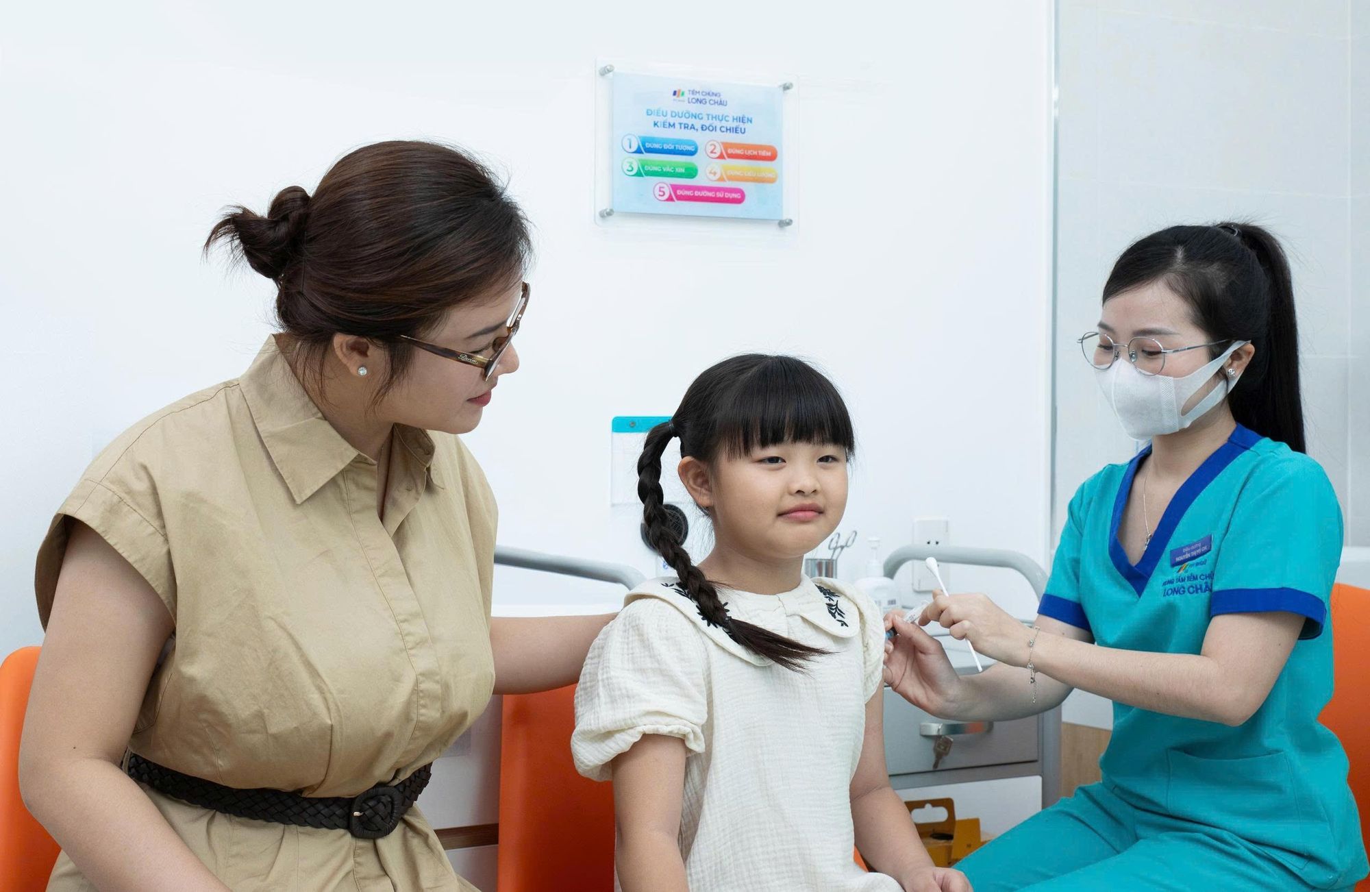  Tiêm vaccine não mô cầu nhóm A, C, Y, W là một trong những cách giúp trẻ có thêm “áo giáp” phòng bệnh. 