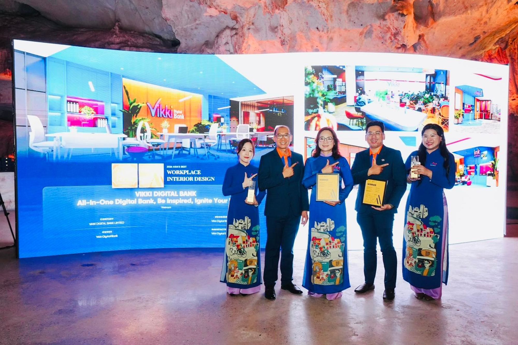  Bà Phan Thị Trâm Anh (giữa) cùng các đại diện Vikki Digital Bank tại buổi trao giải. 
