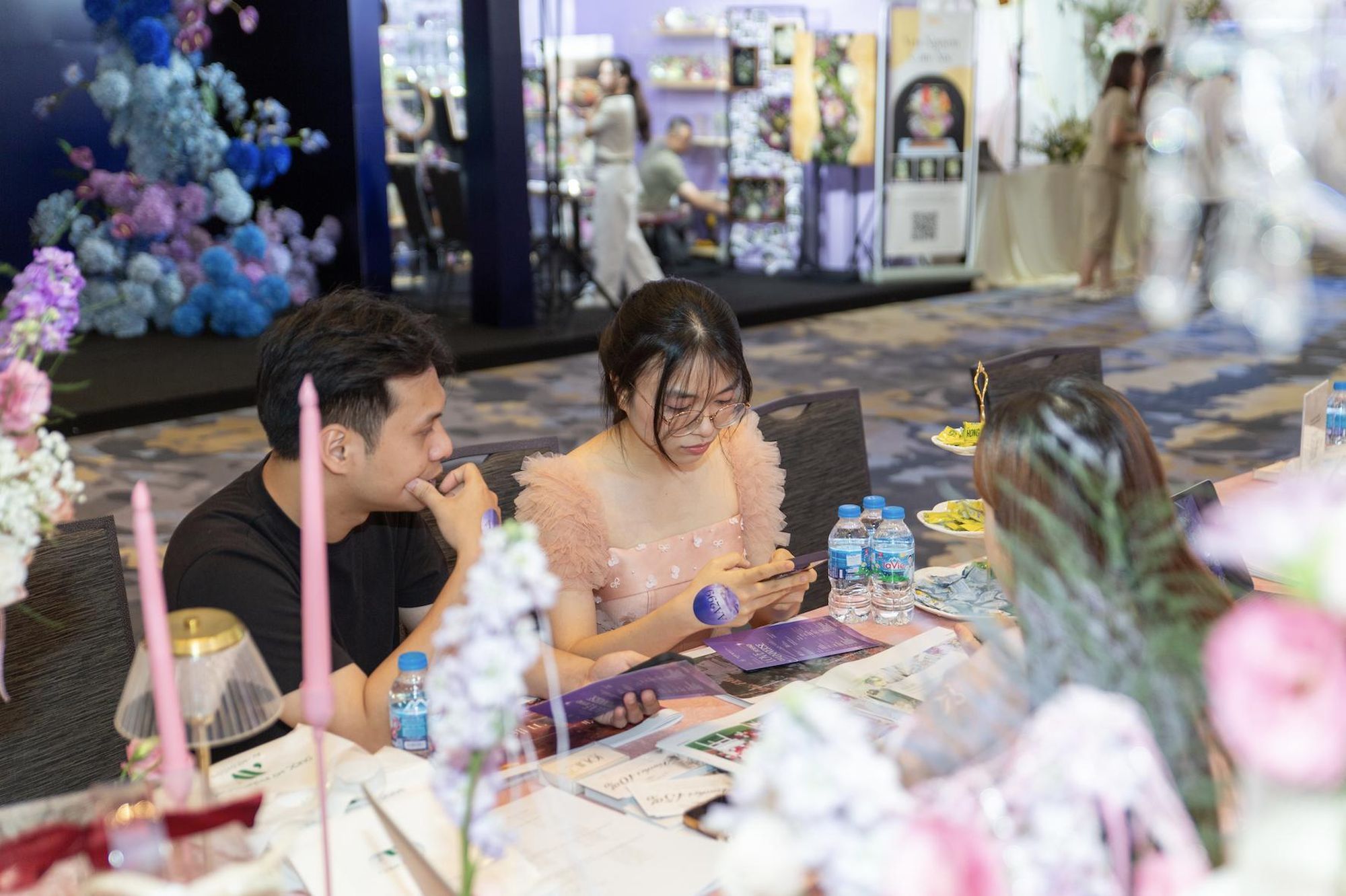  Cặp đôi nhận sự tư vấn từ các đơn vị, wedding planner. 